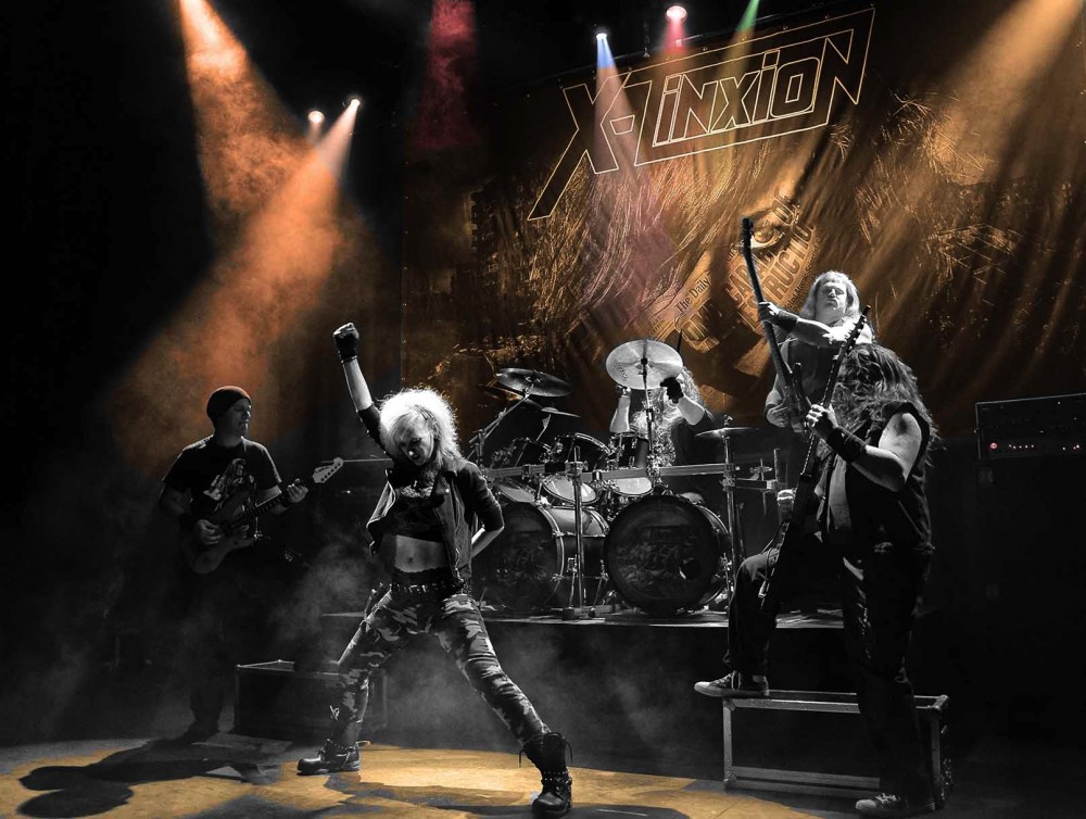 Le groupe  Thrash Metal  X-TINXION lance une nouvelle vidéo - Rejoindra SIX FEET UNDER sur le  X-MAS IN HELL TOUR - Dates au Royaume-Uni avec METAPRISM!