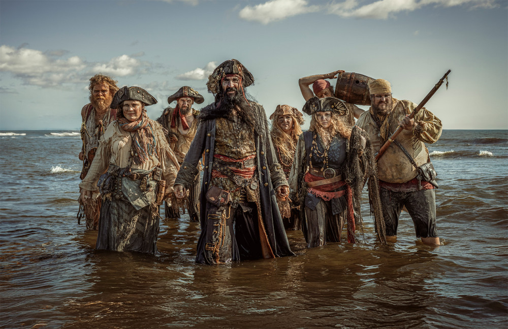 YE BANISHED PRIVATEERS dévoile le single 'Raise Your Glass' 