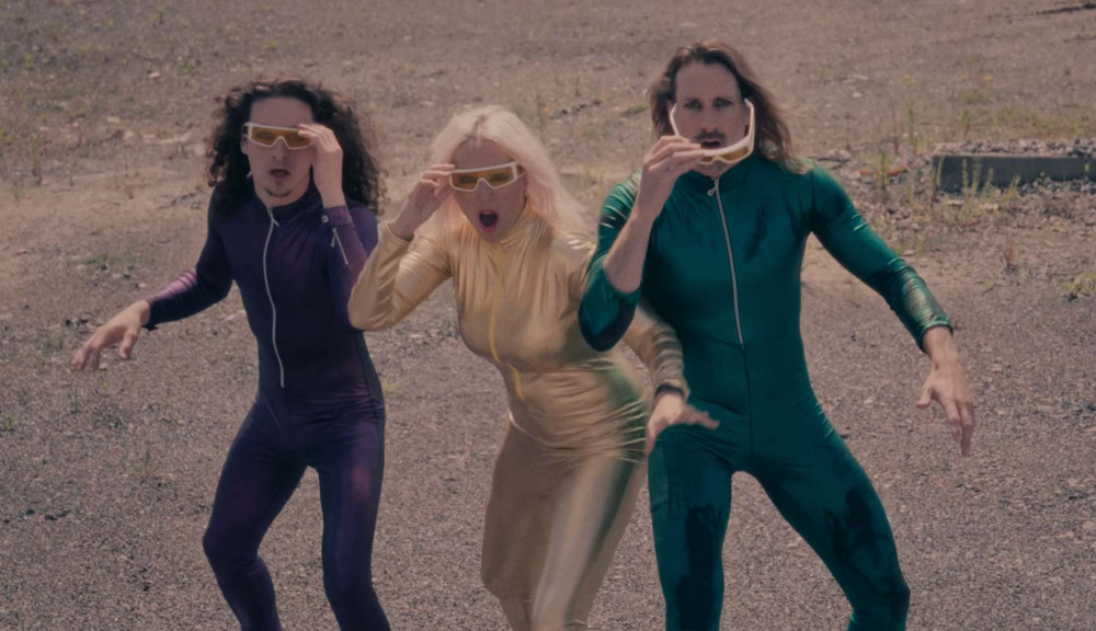 Lucie Sue frappe fort avec 'Ride the Wired Wild Tiger' en duo avec Satchel de Steel Panther ! 