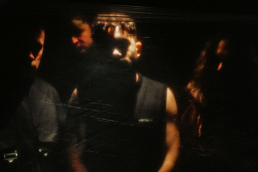 Love Is Noise dévoile deux nouveaux singles, 'Hole In Me' et 'All Eyes Shut', et présente son nouveau line-up ! 