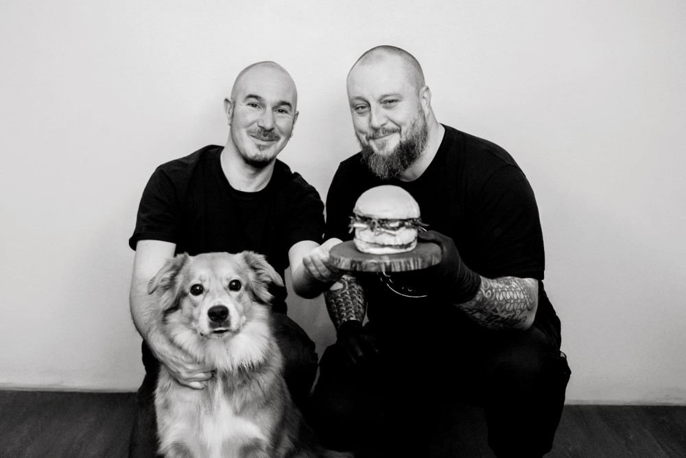 Klone s'engage pour la SPA de Poitiers en parrainant un burger solidaire inspiré par leur metal atmosphérique 