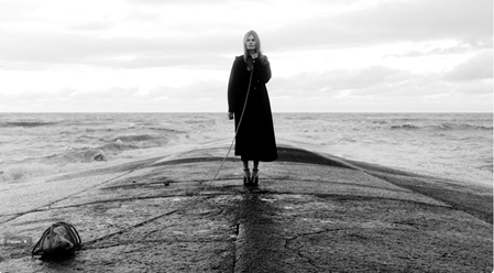 Animal Triste et Marina Hands réinventent 'A Girl Like You' dans un clip magnétique. 