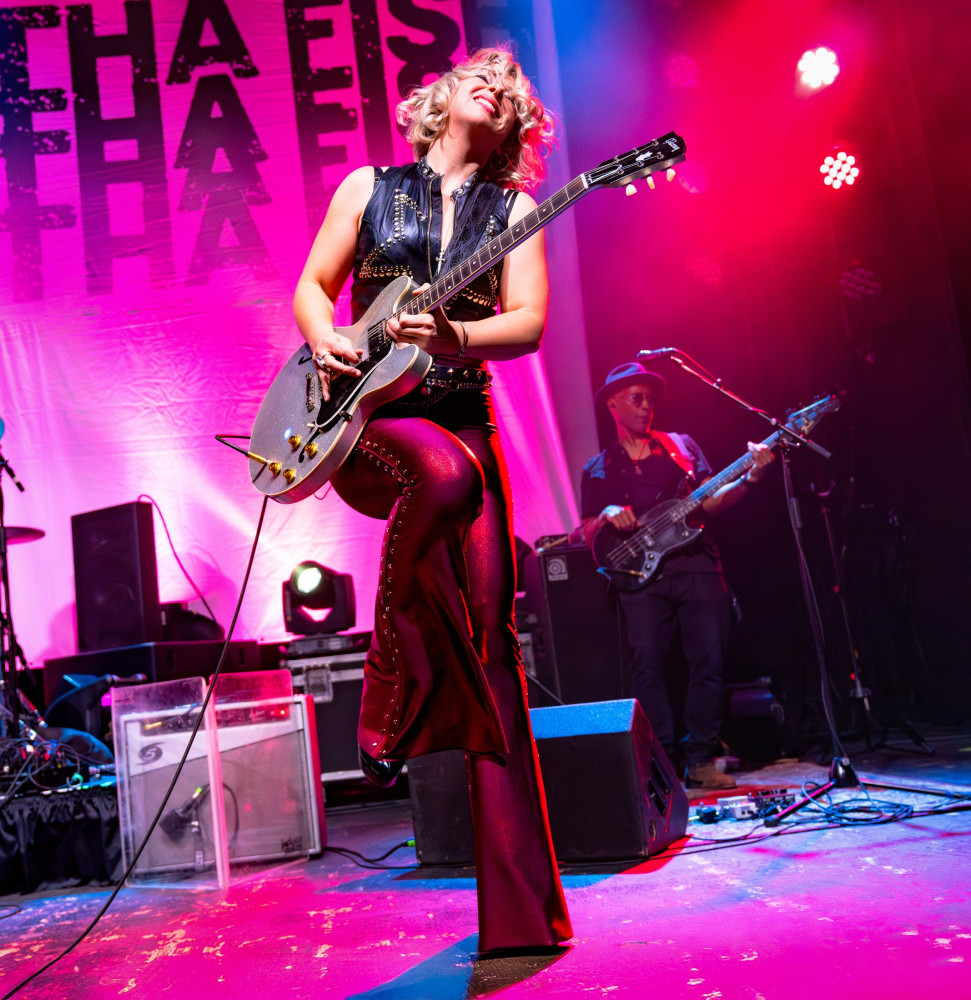 Samantha Fish dévoile le single 'Rusty Razor' avant sa tournée britannique. 