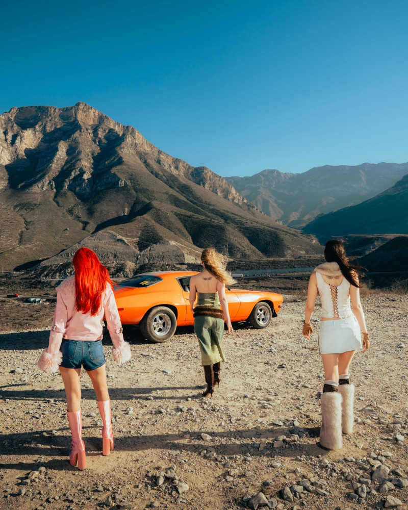 Pas de pénurie pour THE WARNING ⛽ le trio fait le plein avant de revenir en concert en France au mois de juillet ! 