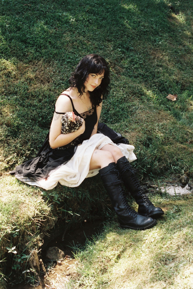 Continuez de découvrir l'univers de VIOLET GROHL avec son nouveau titre ''Cool Buzz'' 