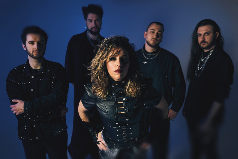 Parallyx brise les codes avec son nouveau single 'Lipstick Doll' 