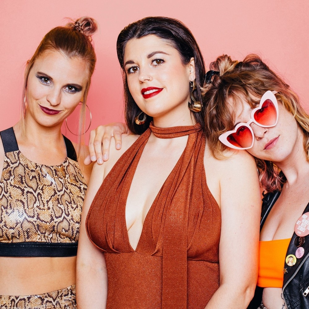 24/7 DIVA HEAVEN, le trio féminin punk/grunge partage le premier single de son premier album à venir, "Stress"! 