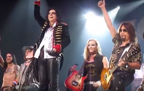 ALICE COOPER invite ACE FREHLEY à jouer \'\'School's Out\'\' sur scène avec lui ! 