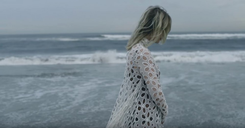 Amalie Bruun, de Myrkur, cherche un retour aux sources avec 'Ella', le premier extrait de son prochain album 