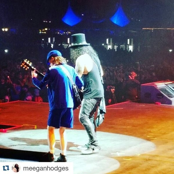 ANGUS YOUNG sur scène avec les GUNS 'N' ROSES 