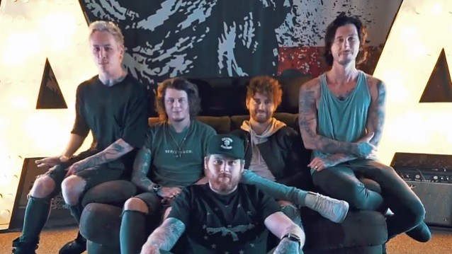 ASKING ALEXANDRIA publie une vidéo pour 'Alone In A Room' ! 