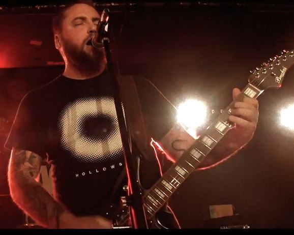 Bare Teeth interprète ''These Towns Need Guns'' en featuring avec Steve Rawles (Belvedere) lors d'un concert à Tokyo 