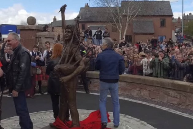 BON SCOTT (AC/DC) a sa statue ! 