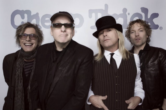 CHEAP TRICK sort un nouveau single \'\'The Summer Looks Good On You\'\' ! 