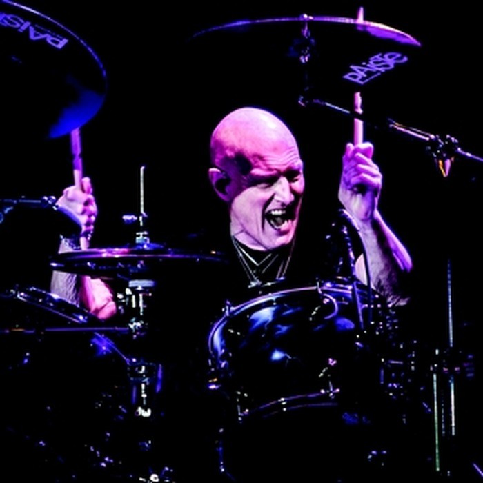 CHRIS SLADE : le légendaire batteur d'AC/DC et son projet TIMELINE à la Spirale (Fismes), le samedi 12 mai 2018 ! 