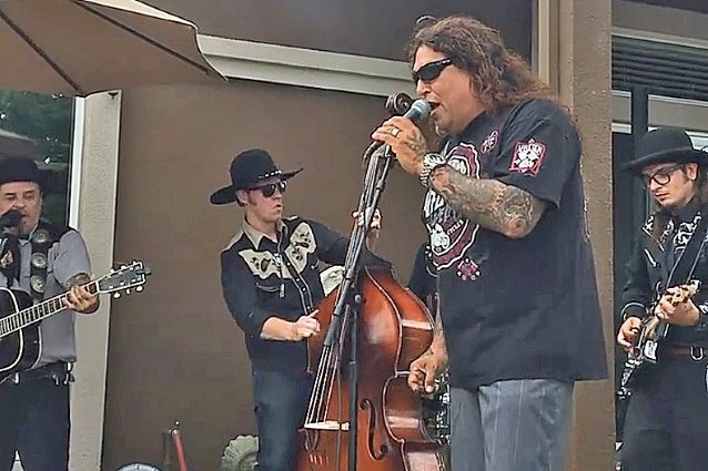 Chuck Billy (chanteur de TESTAMENT), chantant une version rockabilly de 