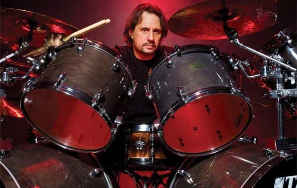 DAVE LOMBARDO rejoint Testament 