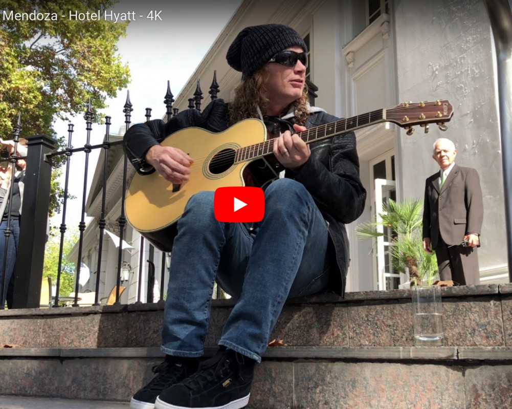 Dave Mustaine (MEGADETH) en mini live acoustique devant son hôtel en Argentine ! 