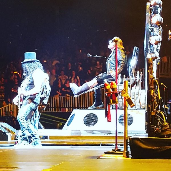 GUNS 'N ROSES, Axl Rose obligé de chanter assis lors du concert de Las Vegas ! 