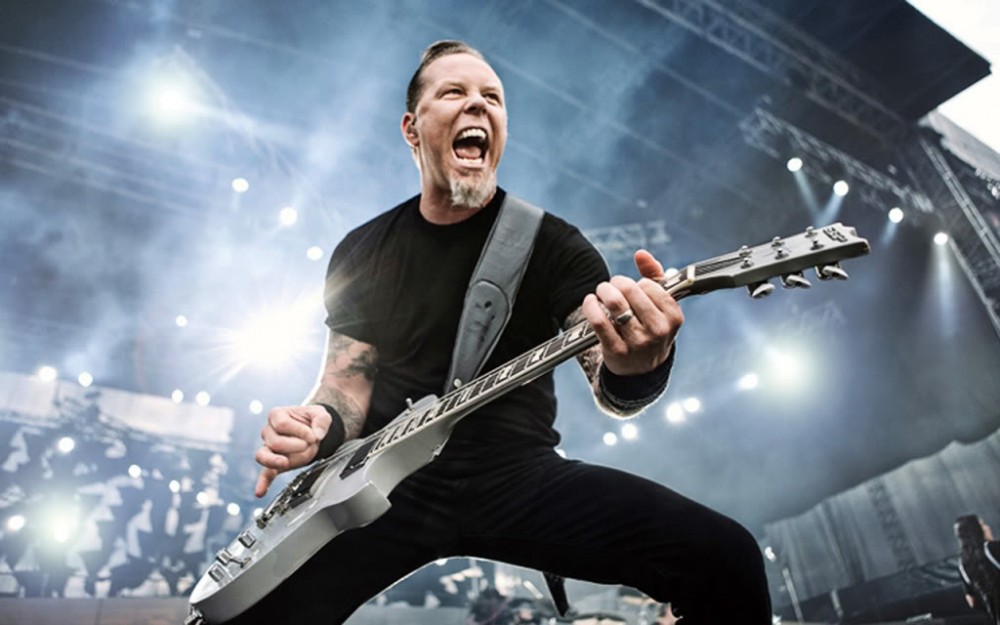 James Hetfield chute sur scène lors d'un concert de Metallica