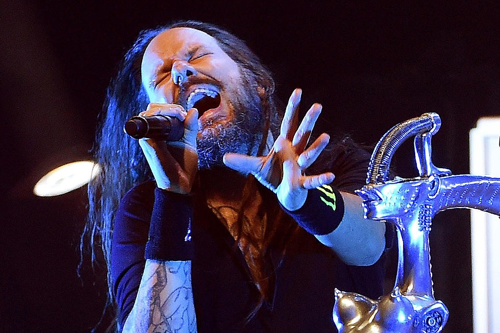Jonathan Davis est testé positif au COVID-19, Korn reprogramme plusieurs dates de tournée et en annule deux autres. 