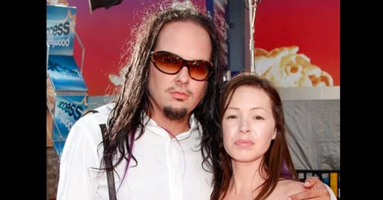 Jonathan Davis (KORN) s'exprime à travers un message touchant après le décès de son épouse 