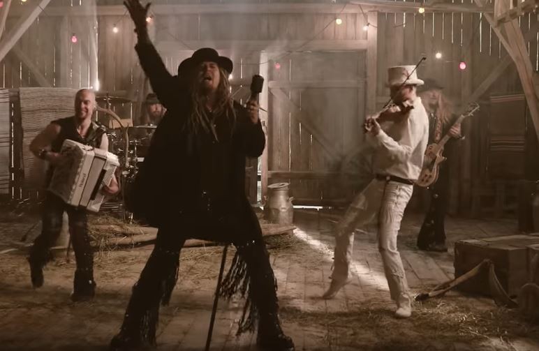 Korpiklaani dévoile le clip de ''Henkselipoika'', une chanson de son prochain album 