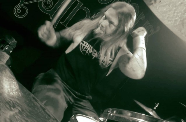 L'ex batteur d'Amon Amarth, accuse le chanteur Johan Hegg de divulguer des mensonges sur lui...........