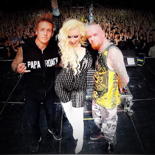Maria Brinks rejoint Five Finger Death Punch sur scène 