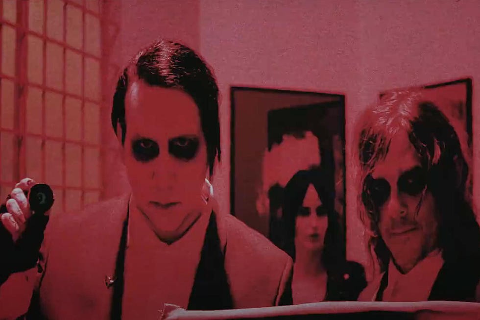 Marilyn Manson joue face à Norman Reedus dans la vidéo "Don't Chase the Dead"!