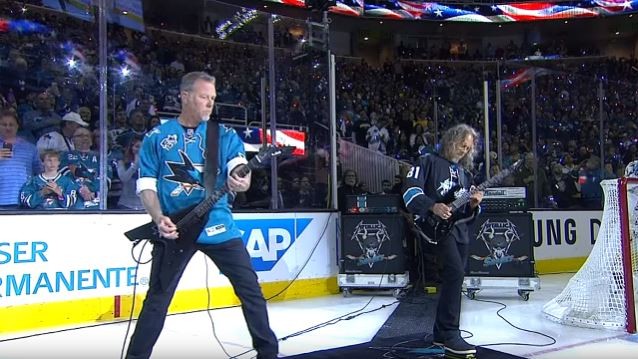 METALLICA, James et Kirk jouent l'hymne national Américain.