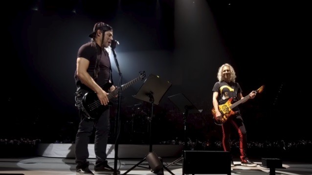 METALLICA : ROBERT TRUJILLO et KIRK HAMMETT ont joué «Balls To The Wall» d'ACCEPT à Leipzig ! 