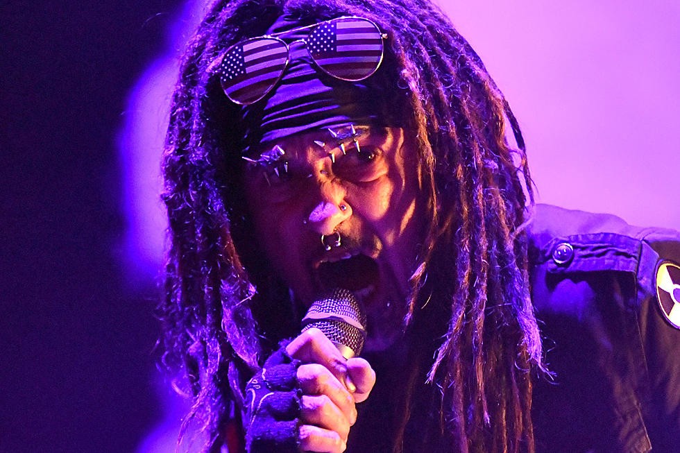 Ministry sort une reprise saisissante de la chanson des Stooges 'Search and Destroy'. 