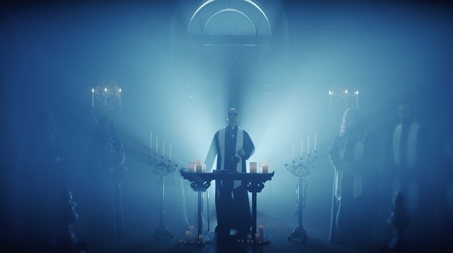 Rob Halford joue un prêtre pour le nouveau clip d'IN THIS MOMENT 
