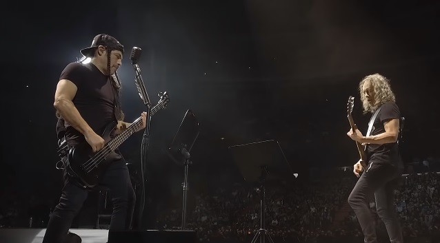 Robert Trujillo et Kirk Hammett (METALLICA) remettent le couvert à Stockholm avec une reprise de « Dancing Queen » d'Abba ! 