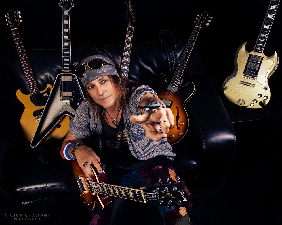 RYAN ROXIE : Le guitariste d'Alice Cooper publie 'Me Generation' en vidéo lyric! 