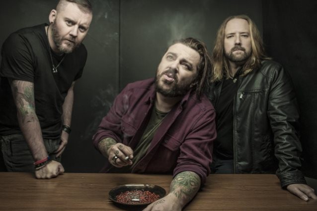 SEETHER reprend « Against The Wall » en version acoustique ! 