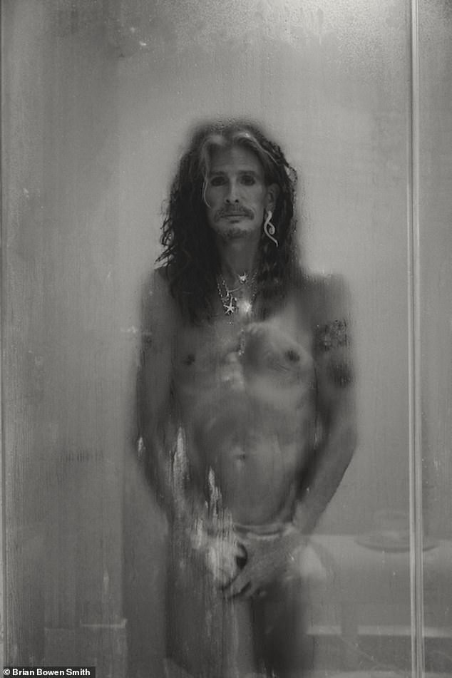Steven Tyler, 71 ans, pose nu, défiant l'âge dans une séance photo COMPLETEMENT NUDE!