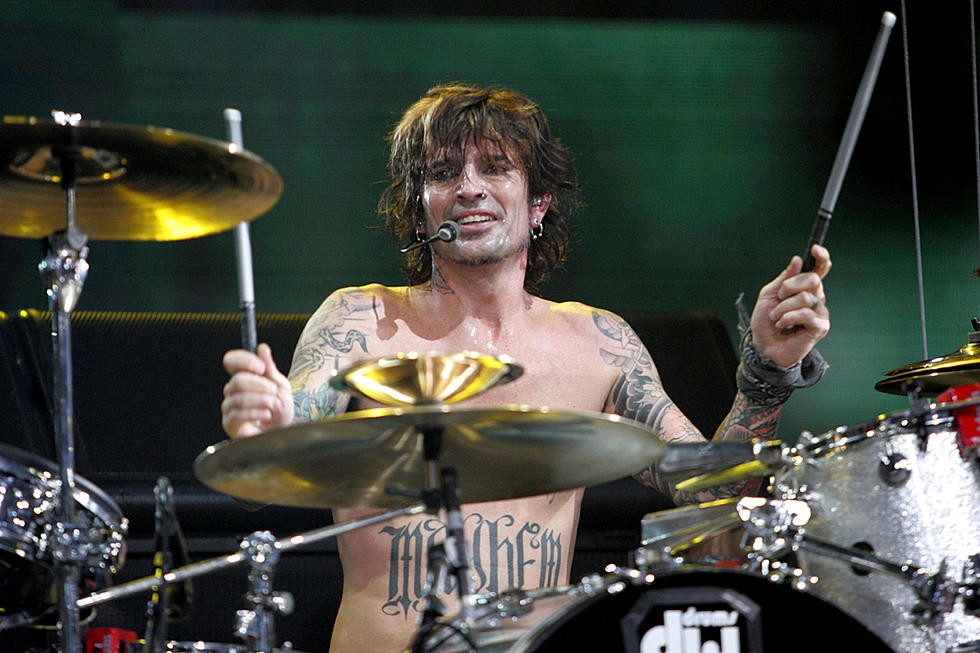 Tommy Lee buvait deux gallons de vodka la veille de sa cure de désintoxication! 