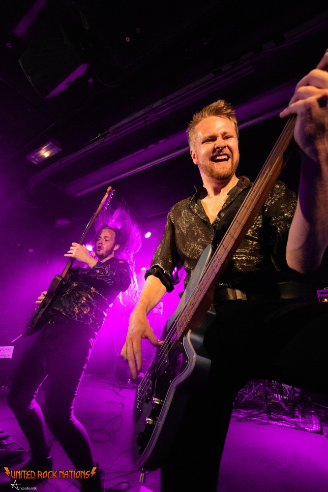 Report The Vintage Caravan au O'Sullivan backstage by the mill
